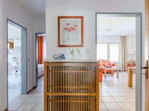 Χώρος καθιστικού στο on the sunny slope Modern retreat