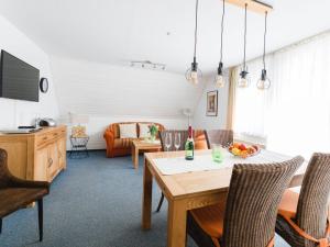 salon ze stołem, krzesłami i kanapą w obiekcie on the sunny slope Modern retreat w mieście Niedersalwey
