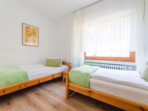 2 Betten in einem Zimmer mit Fenster in der Unterkunft on the sunny slope Modern retreat in Niedersalwey