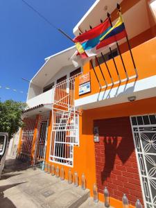 um edifício laranja e branco com uma bandeira em Marlon's House Nasca em Nazca