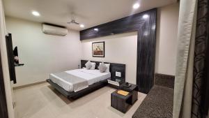 Una cama o camas en una habitación de Hotel Alankar Palace 40 fotos más