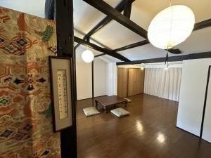 une chambre avec un banc et un mur avec une lampe dans l'établissement CHELSEA24, à Kyoto