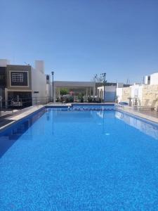ein großer blauer Pool auf einem Gebäude in der Unterkunft Residencia Vista del Sol. +Factura in Tlacote el Bajo