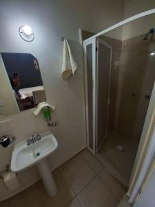 een badkamer met een douche en een wastafel bij Residencia Vista del Sol. +Factura in Tlacote el Bajo