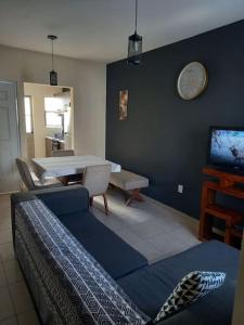 ein Wohnzimmer mit einem Sofa und einer Uhr an der Wand in der Unterkunft Residencia Vista del Sol. +Factura in Tlacote el Bajo