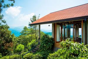 ein Haus mit Bergblick in der Unterkunft Tea Forest Eco Lodge in Kandy