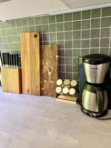 uma cozinha com comodidades para preparar café e uma caixa de queques em Bungalow Saaletal em Kahla