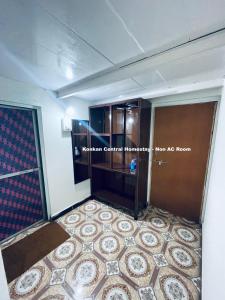 um quarto com piso em azulejo e uma porta em Konkan Central Kankavali - Budget Home Stay em Kankauli