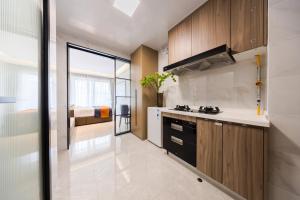 Nhà bếp/bếp nhỏ tại Xi Ke Executive Apartment - Shenzhen Futian Exhibition Center