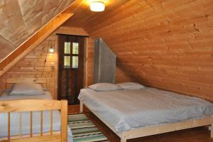 烏巴的住宿－Sinilille suvemaja，小木屋内一间卧室,配有两张床