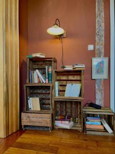 dos estanterías con libros en una habitación en norddeutscher Hof - Kutscherstation en Usedom Town