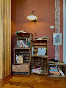 two book shelves with books on them in a room at norddeutscher Hof - Kutscherstation in Usedom Town