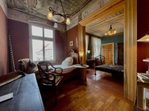 a living room with a bed and a window at norddeutscher Hof - Kutscherstation in Usedom Town