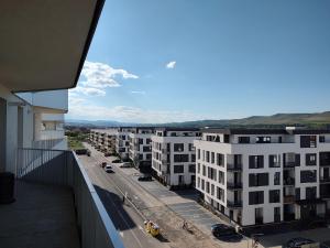 Vistas al mar de una ciudad con edificios y una calle en Apartament Cluj cu Terasa 10 minute Vivo Mall en Floreşti