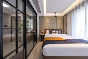 Giường trong phòng chung tại Xi Ke Executive Apartment - Shenzhen Futian Exhibition Center