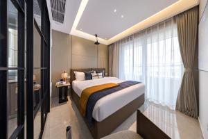 una camera d'albergo con letto e finestra di Xi Ke Executive Apartment - Shenzhen Futian Exhibition Center a Shenzhen