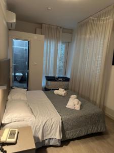 - une chambre avec un lit et 2 serviettes dans l'établissement Hotel Annalisa, à Riccione