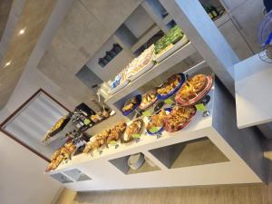 - une vue sur un buffet avec des assiettes de nourriture dans l'établissement Hotel Annalisa, à Riccione