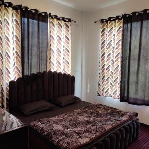 Un pat sau paturi într-o cameră la KD's RESORT BHADERWAH