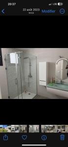 zdjęcie łazienki z prysznicem i umywalką w obiekcie Pavillon bouchaoui w mieście Cheraga