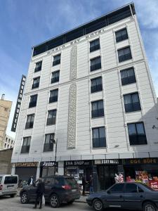 un gran edificio blanco con una corbata. en world say hotel en Bostaniçi