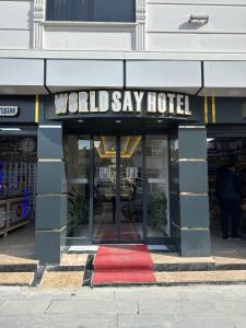 world say hotel في Bostaniçi: مبنى عليه لافته تقول العالم يقول فندق