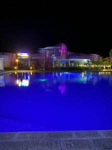 uma vista nocturna para uma piscina num resort em Villa Oceanami - phước hải - bà rịa - vũng tàu em Long Hai