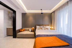 Giường trong phòng chung tại Xi Ke Executive Apartment - Shenzhen Futian Exhibition Center