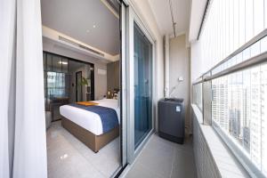Giường trong phòng chung tại Xi Ke Executive Apartment - Shenzhen Futian Exhibition Center
