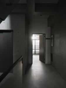 um corredor vazio com uma porta num edifício em 廣發寓所 em Tainan