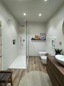La salle de bains est pourvue d'une douche, de toilettes et d'un lavabo. dans l'établissement Le Corti, à Coni