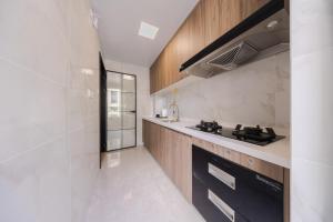 Nhà bếp/bếp nhỏ tại Xi Ke Executive Apartment - Shenzhen Futian Exhibition Center
