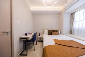 Giường trong phòng chung tại Xi Ke Executive Apartment - Shenzhen Futian Exhibition Center