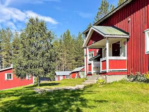 約克莫克的住宿－Holiday home Jokkmokk，前面有长凳的红色谷仓