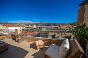 einen Balkon mit Bergblick in der Unterkunft The Square Suites 2nd floor apartment in Argostoli