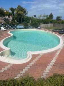 ein großer Pool mit blauem Wasser in der Unterkunft B&B Villa Alma in San Cristoforo de Valli