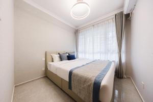 Giường trong phòng chung tại Xi Ke Executive Apartment - Shenzhen Futian Exhibition Center