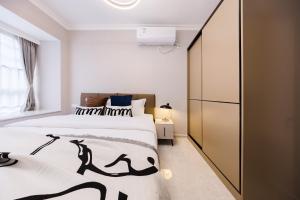 Giường trong phòng chung tại Xi Ke Executive Apartment - Shenzhen Futian Exhibition Center