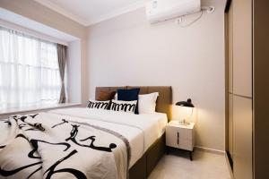 Giường trong phòng chung tại Xi Ke Executive Apartment - Shenzhen Futian Exhibition Center