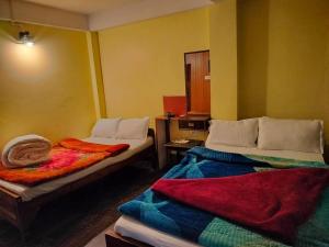 Postel nebo postele na pokoji v ubytování HOTEL PURNI DARJEELING