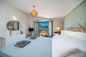 una camera da letto con un letto con asciugamani sopra di The Square Suites 2nd floor apartment ad Argostoli