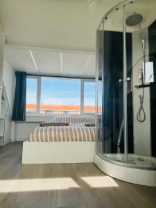 Et badeværelse på Hello Noordwijk - Zomerhuis Quarles van Uffordstraat