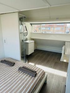En eller flere senge i et værelse på Hello Noordwijk - Zomerhuis Quarles van Uffordstraat + 10 billeder