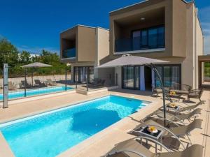 una villa con piscina e una casa di Esmeralda II Comfortable holiday residence a Novigrad Istria
