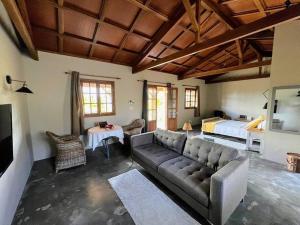 un soggiorno con divano e letto di Lakaz Kannell - Room 2 - Turtle Lodge, secluded outside bath & shower infinity pool a Cap Malheureux