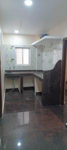una oficina vacía con escritorio y ventana en Ruqaiyah Manzil en Hyderabad