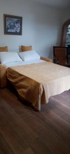 1 dormitorio con 2 camas y piano en Olivo Bonsai, en Passignano sul Trasimeno