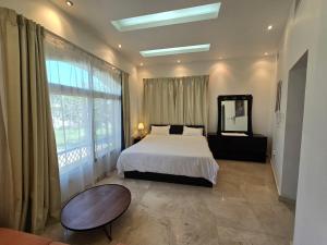 En eller flere senger på et rom på Private Room For Guests in Dubai