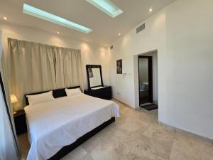 En eller flere senger på et rom på Private Room For Guests in Dubai