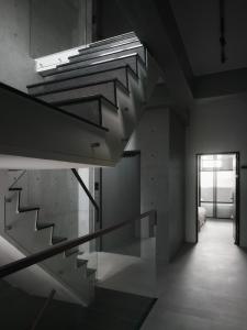 una escalera en un edificio con una escalera de cristal en 廣發寓所, en Tainan